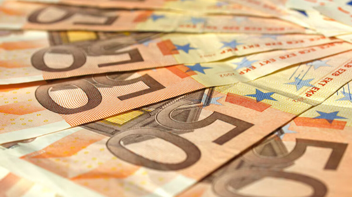 Satın alma gücüne göre maaşlar<br><br>Satın alma gücü standardına (PPS) göre hesaplandığında, ülkeler arasındaki fark daha sınırlı hale geliyor. Bu ölçüme göre Yunanistan 21 bin 644 PPS ile en düşük, Lüksemburg ise 55 bin 51 PPS ile en yüksek seviyede yer aldı.