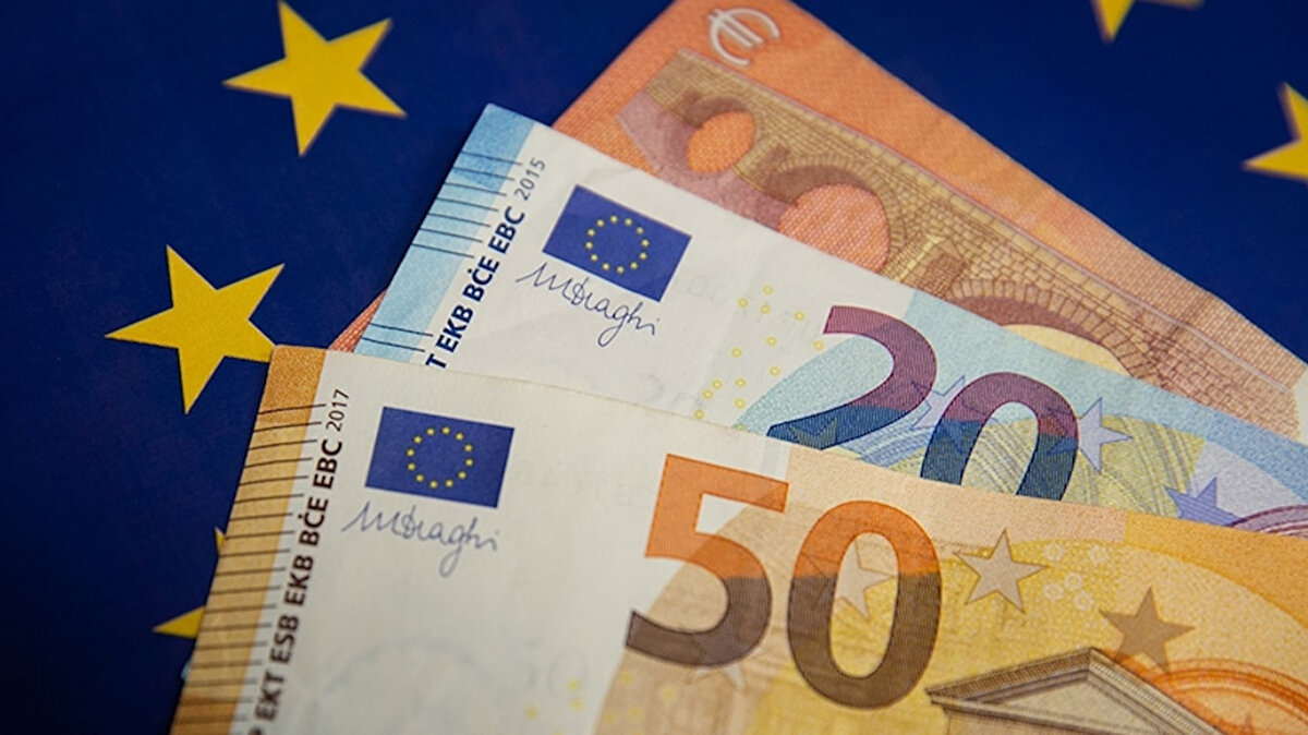 Önümüzdeki yıllara dair beklenti<br><br>Son beş yıldaki artış trendinin sürmesi halinde AB genelinde ortalama maaşın 2025’te 41 bin 600 euroya, 2026’da ise 43 bin 400 euroya ulaşması bekleniyor.