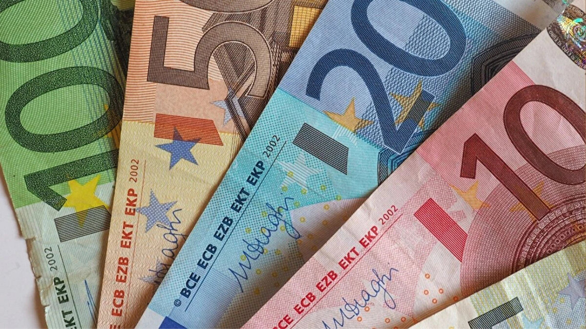 Ücret farklarının arkasındaki nedenler<br><br>Uluslararası Çalışma Örgütü’nden ekonomist Giulia De Lazzari’ye göre finans, bilişim ve ileri imalat gibi yüksek katma değerli sektörlerin yoğun olduğu ülkelerde ücretler daha yüksek. Tarım ve temel hizmetlerin ağırlıkta olduğu ülkelerde ise maaşlar daha düşük seviyelerde kalıyor.