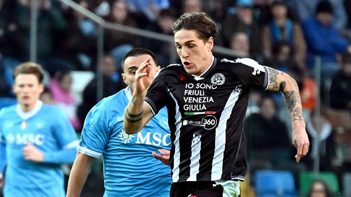 Masada İki Kritik Seçenek Var<br><br>Udinese'nin önünde transferi bitirmek için iki farklı yol haritası bulunuyor. Haberde yer alan detaylara göre; ilk seçenek Zaniolo’yu 10 milyon avro karşılığında tamamen kadroya katmak. İkinci ve daha stratejik olan seçenek ise Galatasaray'a 5 milyon avro ödeyip, oyuncunun bir sonraki satışından yüzde 50 pay vermek. Udinese yönetiminin önümüzdeki haftalarda kararını netleştirerek sarı-kırmızılı yönetimle masaya oturması bekleniyor.