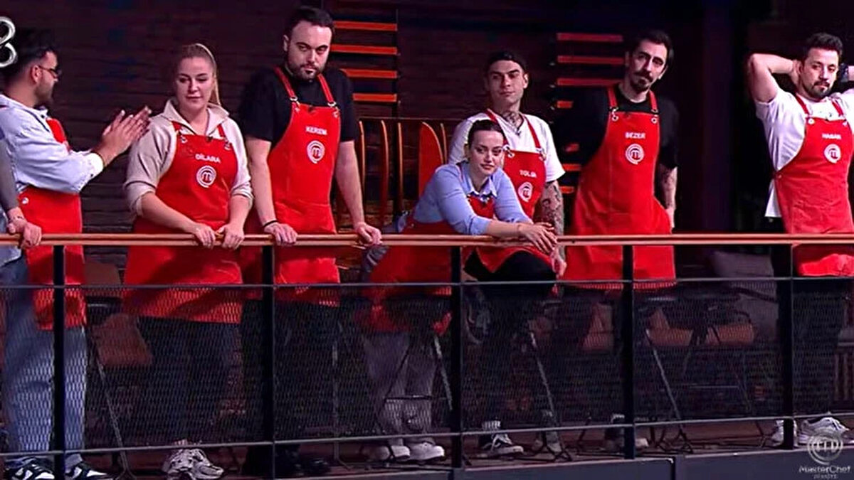 MASTERCHEF DOKUNULMAZLIĞI KİM KAZANDI? (15 ARALIK 2025)<br><br>MasterChef Altın Kupa 2. hafta mücadelesi zorlu bir takım oyunuyla başladı. Şefler, yarışmacılardan Türk mutfağının vazgeçilmezi olan kebap çeşitlerini hazırlamalarını istedi. Takım kaptanlarının belirlediği eşleşmelerle gerçekleşen düelloda kıyasıya bir rekabet yaşandı.