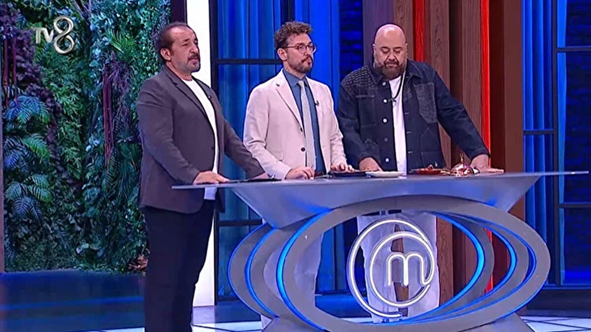 TV8 ekranlarının fenomen yarışması MasterChef Türkiye All Star, Altın Kupa formatı ile izleyiciyi ekrana kilitlemeye devam ediyor. 15 Aralık Pazartesi akşamı oynanan haftanın ilk takım oyununda Kırmızı ve Mavi takım, kebap konseptiyle düello yaptı. Gecenin sonunda ise Somer Sivrioğlu'nun kaşık atmasıyla stüdyoda büyük sevinç yaşandı. İşte MasterChef Altın Kupa'da haftanın ilk eleme adayı ve dokunulmazlığı kazanan takım...