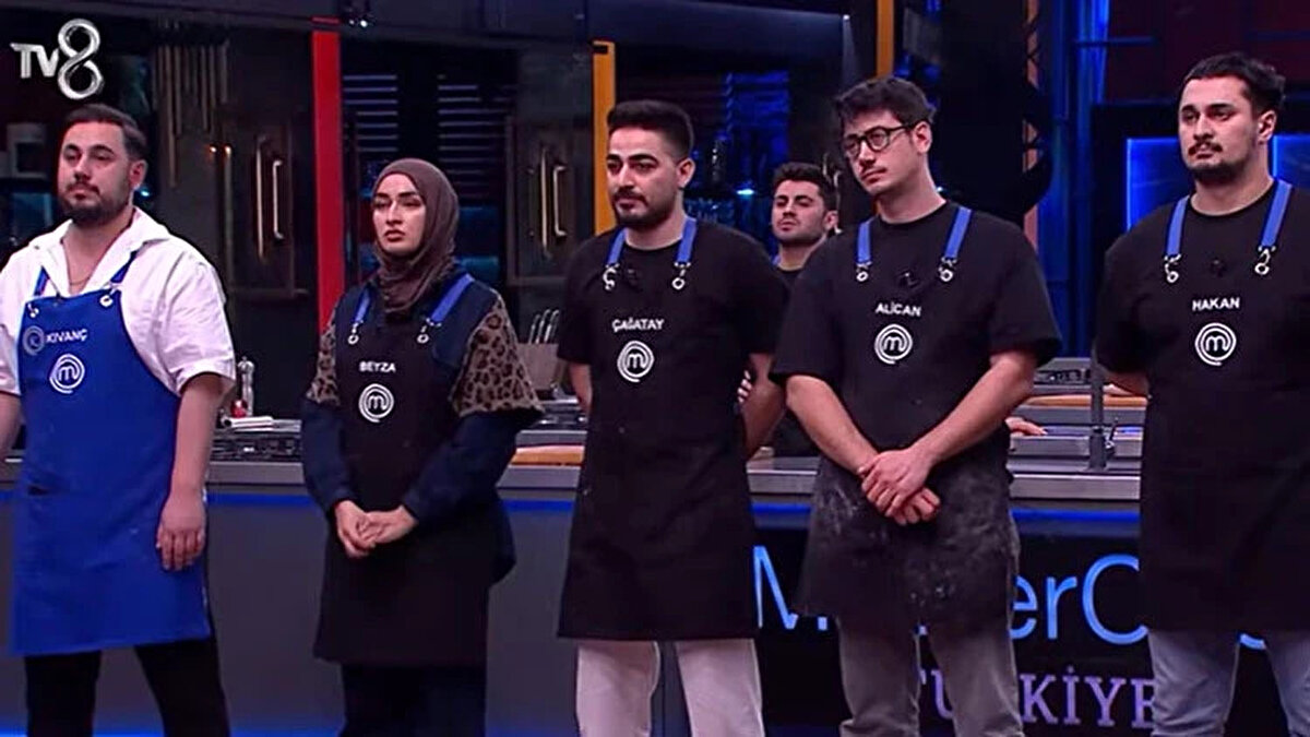 Danilo Zanna, Somer Sivrioğlu ve Mehmet Yalçınkaya'nın tadımları sonucunda rakiplerine göre daha başarılı tabaklar çıkaran KIRMIZI TAKIM, haftanın ilk dokunulmazlık oyununu kazanan taraf oldu. Bu sonuçla Mavi Takım, bireysel dokunulmazlık oyunu için tezgah başına geçti.