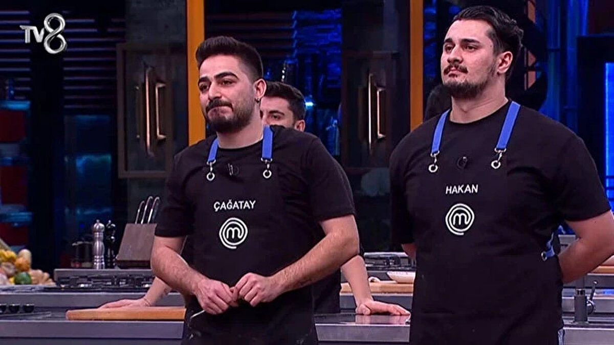 MASTERCHEF KAŞIK KİME ATILDI?<br><br>Takım oyununu kaybeden Mavi Takım yarışmacıları, bireysel dokunulmazlığı kazanmak ve eleme potasından kurtulmak için ikinci etapta yarıştı. Şefler bu turda ana ürün olarak yarışmacılara Armut ve Rokfor verdi.