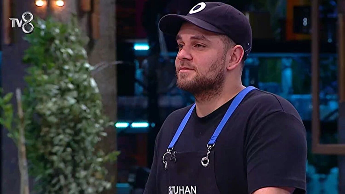 MASTERCHEF ELEME ADAYI KİM OLDU?<br><br>Gecenin sonunda gözler eleme potasına gidecek isme çevrildi. Bireysel dokunulmazlığı ve altın kaşığı kazanan Çağatay, haftanın ilk gitme adayını belirledi. Çağatay'ın kararıyla MasterChef Altın Kupa'da haftanın 1. eleme adayı BATUHAN oldu.