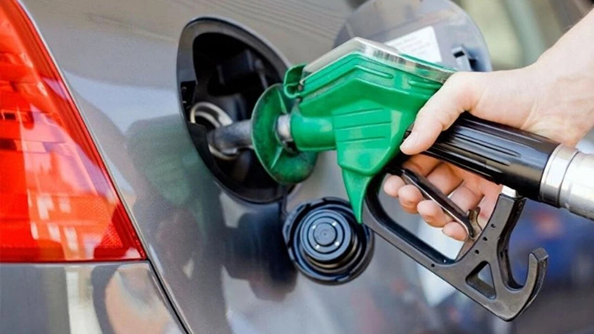 İstanbul Avrupa Yakası:<br><br>Benzin litre fiyatı: 52.55 TL<br><br>Motorin litre fiyatı: 53.15 TL<br><br>LPG litre fiyatı: 28.51 TL