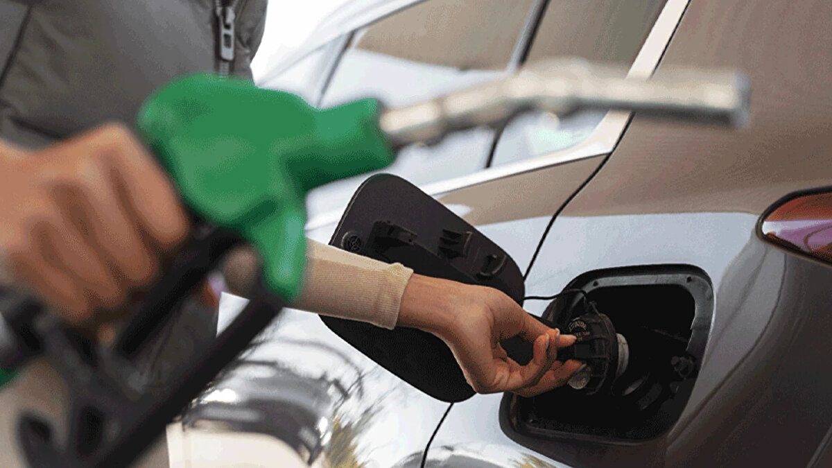 İstanbul Anadolu Yakası:<br><br>Benzin litre fiyatı: 52.38 TL<br><br>Motorin litre fiyatı: 52.98 TL<br><br>LPG litre fiyatı: 27.88 TL