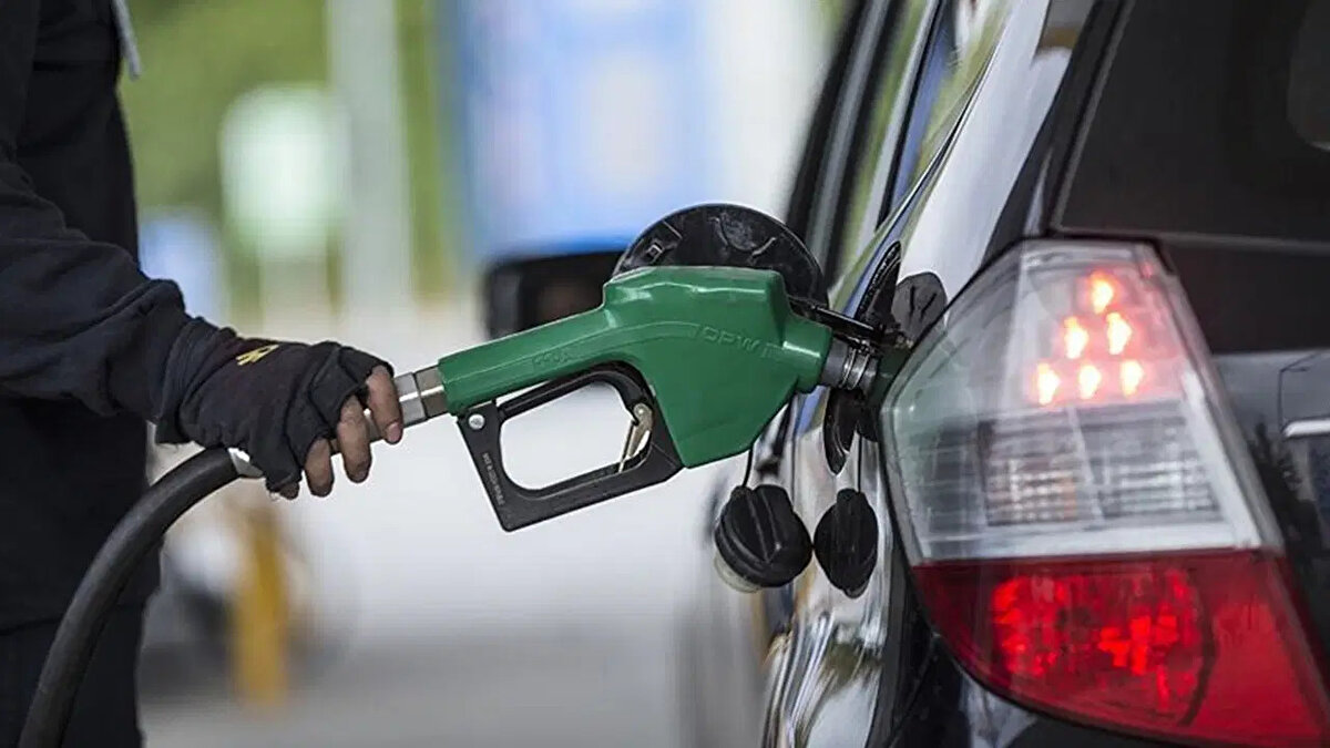 Benzine indirim ne zaman geçerli olacak?<br><br>Benzin grubuna yapılan 1 lira 96 kuruşluk indirim, 16 Aralık 2025 Salı günü itibarıyla pompaya yansımıştır.
