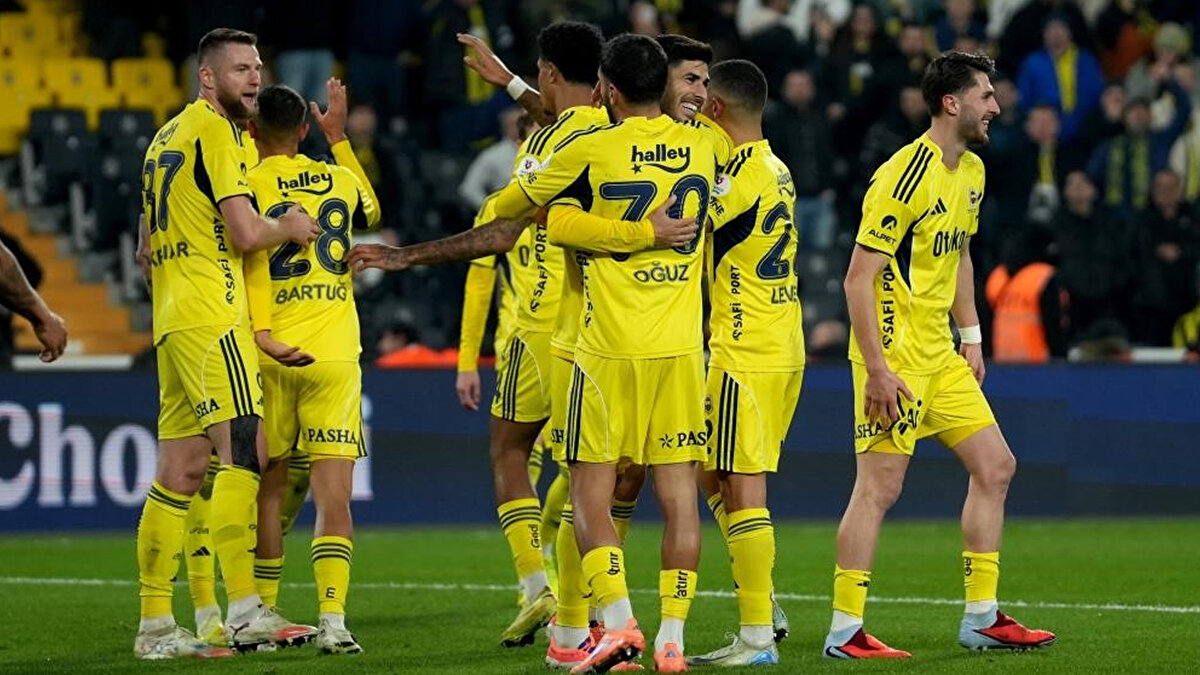 Trendyol Süper Lig’de 16. haftanın kapanış maçında Fenerbahçe evinde TÜMOSAN Konyaspor’u 4-0 mağlup ederek zirve yarışında hata yapmadı. <br>