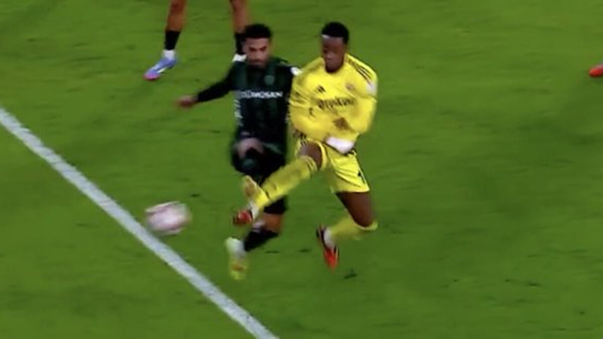 FENERBAHÇE'NİN PENALTI KAZANDIĞI POZİSYON: H<br>Bahattin Duran: 'Hakemin bu kadar rahat olmaması lazım. Yanına itiraz için gelen oyuncular var, dinleyeceğim diyor ama bu kadar rahat olmamalı. Bir kere hakem çok uzakta, pozisyona hazır değil. Bence kesinlikle penaltı, havada olan müdahaleler kolay müdahaleler değildir, oyuncuların ayakları yerdeyse ve ayağa temas varsa bunu göstermek daha kolaydır. UEFA eğitimlerinde de bu söylenir. Bu pozisyon önemli, Jhon Duran'ın geldiğini görüyorsunuz ve bu kadar uzaktan bunu çözemezsiniz. Hazır olmalısınız, pozisyona yakın olmalısınız. Bu pozisyon penaltı, VAR müdahalesi de doğru.'<br><br>Deniz Çoban: 'Hakemin bulunduğu açı güzel Şunu da belirtmek gerek: Hakemin bu pozisyonu kaçırmaması lazımdı.'<br><br>Bülent Yıldırım: 'Çok net bir penaltı, hakemin bunu sahada görüp değerlendirmesi gerekir.'<br><br>