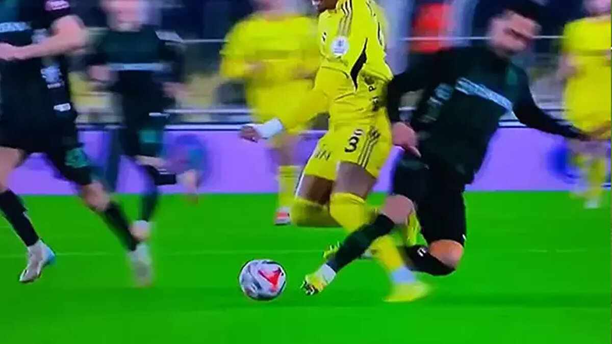 ARCHIE BROWN'IN YERDE KALDIĞI POZİSYON <br><br>Deniz Çoban: 'Geriden sıçrayarak geliyor, aşil tendonunun üzerine büyük bir baskı yapıyor. Sonra hemen ayağı çekmiyor. Tartışmasız kırmızı kart benim için. Ama hakem açısından bakıyorum, bizim değerlendirdiğimiz gibi değerlendirmeleri imkansız. Dolayısıyla sarı karta itiraz etmem ama kırmızı daha memnun ederdi.'<br><br>Bahattin Duran: 'Bu pozisyona sahada kırmızı vermek çok zor. Sarı kartı kabul ediyorum ama kırmızı kart kriterlerine uygun bir oturuş var.'<br><br>Bülent Yıldırım: 'Uğurcan burada çok tehlikeli bir hareket yapıyor, kendisine kızarım. Bunu bir hakemin çözmesi mümkün değil ancak ciddi bir faul. Buradan izlediğim zaman kırmızı kartın daha doğru olduğunu düşünürdüm. Edin Visca böyle sakatlandı.'