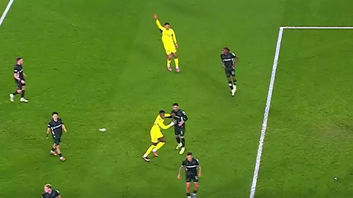 DURAN-UĞURCAN POZİSYONU <br><br>“Sınırları zorlamış”<br><br>Bahattin Duran: 'İş pozisyon alma noktasında başlamış. İkili elle tutma karşılıklı değil. Duran riskli bir hareket yapmış ama net bir etkisi yok. Sınırları zorlamış. Golde ise ihlal yok.'<br><br>Bülent Yıldırım: 'Hakemler bunu görmeliydi ama görememiş. Bunu gören bir hakemin faul vermeme şansı yok. Bu pozisyonun faul olduğunu düşünüyorum.'<br><br>