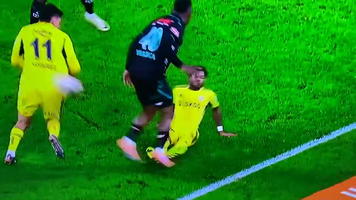 FRED'İN SARI KART GÖRDÜĞÜ POZİSYON <br><br>Bahattin Duran: 'Fred'in amacı topla oynamak olsa da yaptığı hareketlerin bütününden oyuncular sorumlu. Her iki ayağınızın tabanlarını rakibe göstererek bu şekilde önüne doğru sıçrarsanız, topla oynasanız bile rakibiniz için tehlikelidir ve kontrolsüzlük içerir. Önünüzde rakibiniz varsa iki ayağınızla birlikte böyle gelmeniz kontrolsüzlük içerir ve karşılığı sarı karttır.'<br><br>Deniz Çoban: 'UEFA'nın son eğitim paketlerinde bu konuya değiniliyor, her hareketinizden sorumlusunuz.'<br><br>Bülent Yıldırım: 'Net bir sarı kart.'<br>