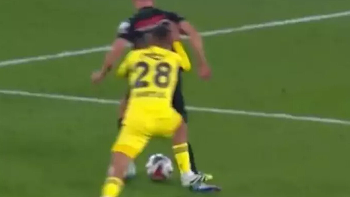 BARTUĞ'NUN RAKİBİNİN AYAĞINA BASTIĞI POZİSYON<br><br>Deniz Çoban: 'Sarı kart tartışmasız. VAR buna karışmaz, topuk yerdeyken yapılmış bir hamle. Yoğunluk, şiddet ve acımasızlık sahada. Hakem kırmızı verse de itiraz etmezdim, hiç kart göstermemesini eleştirirdim.'<br><br>Bülent Yıldırım: 'Top Konyaspor oyuncusunun önündeyken böyle riskli bir hamle yapılıyor. Bartuğ'a niye bu riski aldın diye kızarım ama benim için bu sarı karttır.'<br><br>Bahattin Duran: 'Çok riskli bir hareket ama ben bu pozisyonda acımasızlık ve gaddarlık görmüyorum. Sarı kartı destekleyeceğim daha çok elemente sahibim.'<br>