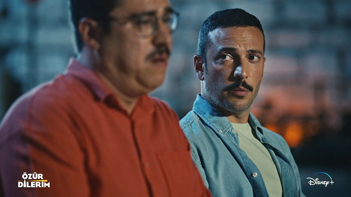 Özür dilerim filmi oyuncuları<br><br>Filmin oyuncu kadrosu şu isimlerden oluşuyor:<br><br>İbrahim Büyükak – Erkin<br><br>Oğuzhan Koç – Koray<br><br>Gizem Karaca – Merve<br><br>Mert Turak – Poyraz<br><br>Yeliz Kuvancı – Canan