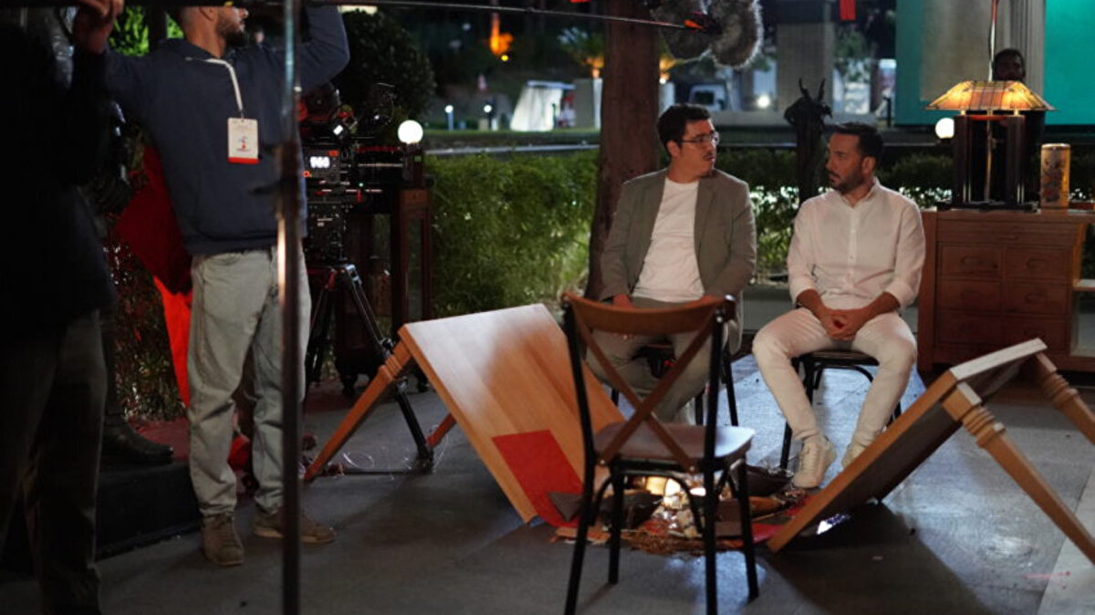 Özür dilerim filmi nerede çekildi?<br><br>Özür dilerim filmi, Ege’nin farklı noktalarında, ağırlıklı olarak İzmir’de çekildi. Filmdeki deniz feneri sahneleri ve doğal manzaralar hikâyeye görsel zenginlik kattı.