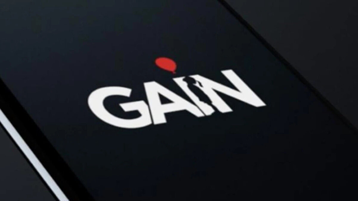 GAİN Ne Zaman Kuruldu? İşte Tarihçesi<br><br>GAİN, Türkiye merkezli yeni nesil bir dijital içerik platformu olarak yayın hayatına başlamıştır. GAİN, Gözde Akpınar tarafından kurulmuş ve 30 Aralık 2020 tarihinde yayın hayatına başlamıştır. İlk etapta mobil kullanıcıları hedefleyen kısa ve seri formatlarla dikkat çeken platform, zamanla özgün diziler ve belgesellerle kütüphanesini genişletmiştir. Nisan 2023 tarihinde GAİN'in tüm hisseleri, inşaat ve gayrimenkul devi Rams Türkiye Grubu tarafından satın alınmıştır. Kurucu Gözde Akpınar, 1 Haziran 2023'e kadar görevine devam etmiş ve sonrasında ayrılmıştır. Platform, 21 Şubat 2025 tarihinde Anahat Holding A.Ş. ve Selahattin Aydın tarafından devralınmıştır.