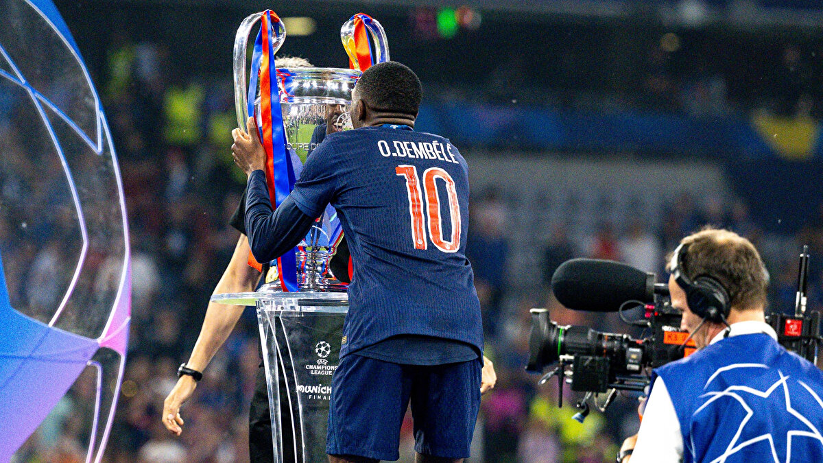 FIFA tarafından her yıl düzenlenen ve futbol dünyasının en iyilerinin onurlandırıldığı "The Best" ödül töreni görkemli bir geceyle gerçekleştirildi. Merakla beklenen "Yılın En İyi Erkek Futbolcusu" ödülü, Paris Saint-Germain forması giyen Fransız yıldız Ousmane Dembele'ye gitti.