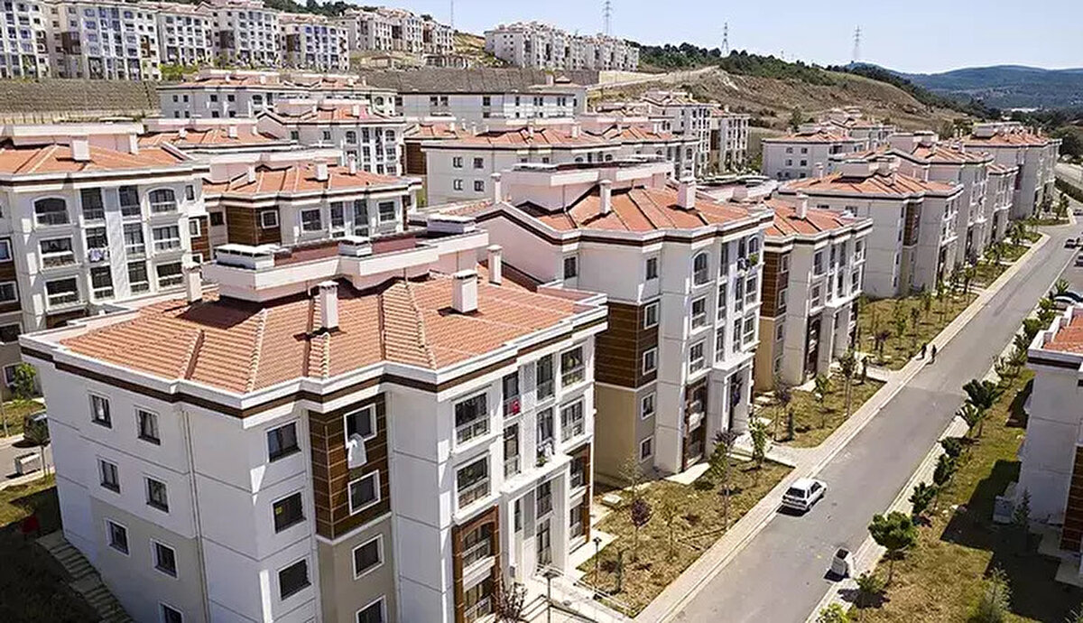 TOKİ AYLIK TAKSİTLER NE KADAR? (2025 ÖDEME PLANI)<br><br>TOKİ, İstanbul ve diğer iller olmak üzere iki farklı fiyat tarifesi belirledi. 240 ay vade ve %10 peşinat sabit kalmak üzere, aylık taksitler şehre ve metrekareye göre değişiklik gösteriyor.