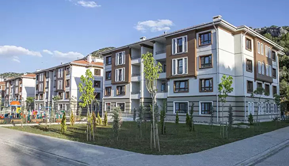 İstanbul Dışındaki İller İçin Ödeme Tablosu<br><br>1+1 Konutlar (55 m²):<br><br>Satış Fiyatı: 1.800.000 TL<br><br>Peşinat (%10): 180.000 TL<br><br>Aylık Taksit: 6.750 TL<br><br>2+1 Konutlar (65 m²):<br><br>Satış Fiyatı: 2.200.000 TL<br><br>Peşinat (%10): 220.000 TL<br><br>Aylık Taksit: 8.250 TL<br><br>2+1 Konutlar (80 m²):<br><br>Satış Fiyatı: 2.650.000 TL<br><br>Peşinat (%10): 265.000 TL<br><br>Aylık Taksit: 9.938 TL