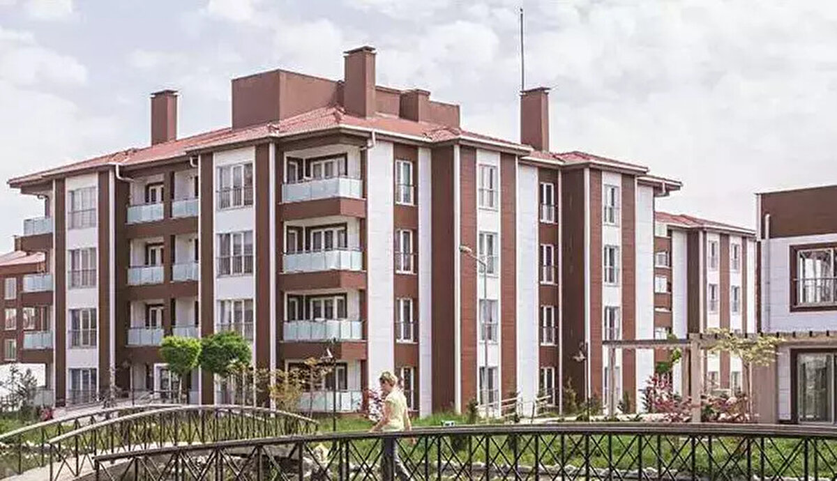 Cumhuriyet tarihinin en büyük sosyal konut hamlesi olan TOKİ 500 bin konut projesinde başvuru süreci hızla ilerliyor. 81 ilde hayata geçirilecek proje için henüz başvuru yapmayan vatandaşlar, başvuru tarihinin kaçırıp kaçırmadığını merak ediyor. Uygun ödeme koşulları, yüzde 10 peşinat ve 240 ay vade imkanıyla sunulan konutlar için son şans kapıda. Peki, TOKİ başvurularının bitmesine kaç gün kaldı? Kura çekimi ne zaman yapılacak? İşte TOKİ başvuru süreciyle ilgili son dakika gelişmeleri.