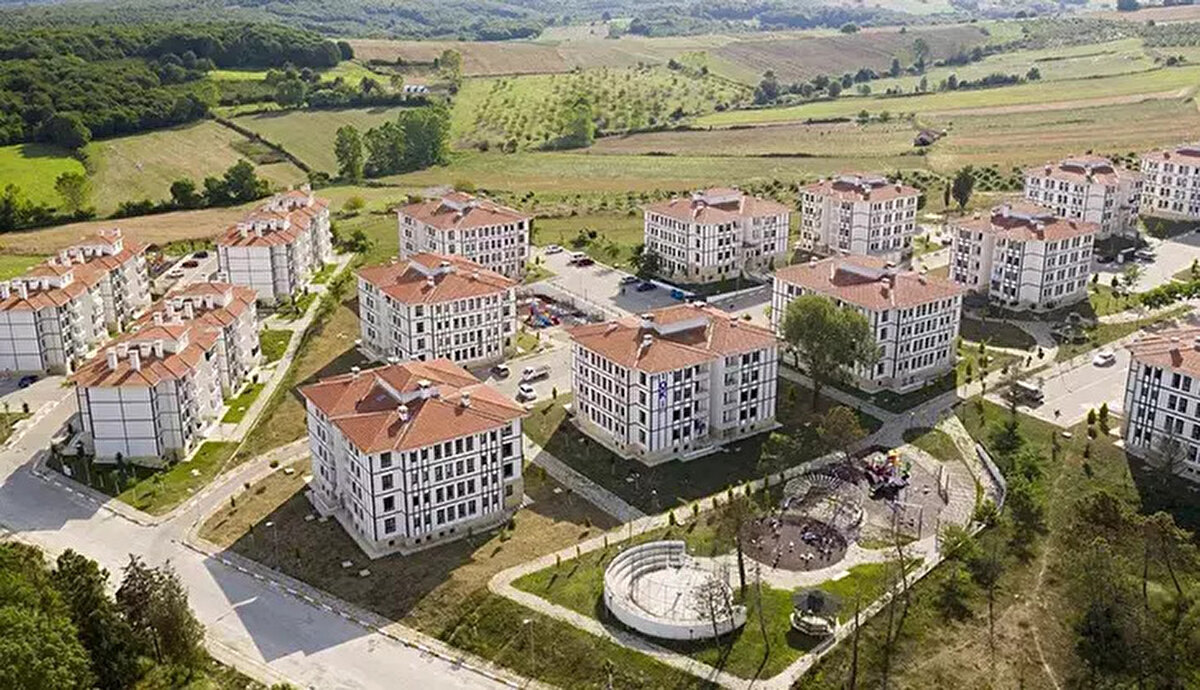 TOKİ BAŞVURULARI BİTTİ Mİ, SON BAŞVURU TARİHİ NE ZAMAN?<br><br>TOKİ 500 bin konut başvuruları henüz sona ermedi ancak süre daralıyor. 10 Kasım tarihinde başlayan başvurular, 19 Aralık tarihinde sona erecek. Bugün (16 Aralık) itibarıyla başvuru sürecinin tamamlanmasına sadece 4 gün kaldı. Başvuru yapmayı düşünen vatandaşların işlemlerini 19 Aralık mesai bitimine kadar tamamlamaları gerekiyor.