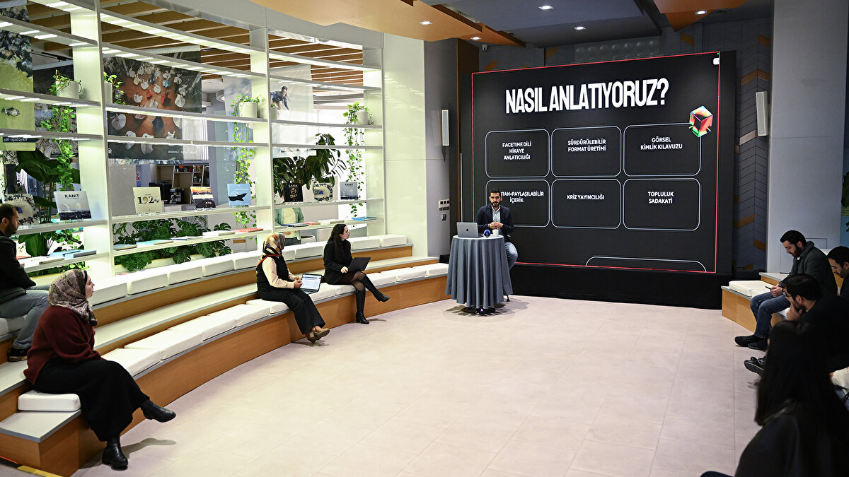 Eğitimler Ocak Ayında da Sürecek<br><br>Dijital Habercilik Eğitimi programı, medya profesyonellerine dijital haberciliğin temel ilkelerini kazandırmayı amaçlıyor. Katılımcılar, eğitimlerde dijital okuryazarlık, haber değeri, dijital haberlerde stratejik planlama, platformlara özel içerik üretimi, dijital haber kurgusu, veri görselleştirme ve habercilikte yapay zeka kullanımı konularında kapsamlı bilgi edinebilecek. Eğitim, aralık ve ocak ayı boyunca yapılacak farklı oturumlarla devam edecek.