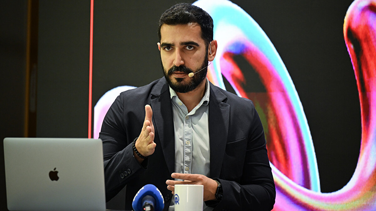 "En İyi İçerikleri Tüketin"<br><br>"Yeni Medya Haberciliği", "Yapay Zeka Destekli Haber Üretimi" ve "Markalaşma Hikayesi" gibi başlıklarda tecrübelerini aktaran Gezer, dijital dünyanın avantajları kadar zorluklarına da değindi. Dijital medyanın herkesin içerik üretebildiği ve kanal sahibi olabildiği bir alan haline geldiğini vurgulayan Gezer, "Dijital medya herkesin içerik üretebildiği, kanal sahibi olabildiği bir yer haline geldi. Dezavantaj, bunu herkes yapabiliyor, bu yüzden ciddi bir rekabet ortamı var. Siz ne kadar iyi içeriğe maruz kalırsanız editörlük kısmınız da o kadar iyi hale geliyor. Tavsiyem en iyi içerikleri tüketmek." dedi. <br>Kurgu Süreci 2 Gün Sürüyor<br><br>Gezer, içerik üretim sürecinin adımlarını da anlatarak, önce format ve sunumları belirlediklerini, senaryo ve akışı da hazırlamalarının ardından üretim kısmına geçtiklerini söyledi.<br><br>İçerik hazırlanıp çekim yapıldıktan sonra kurgu kısmına geçtiklerini kaydeden Gezer, bu sürecin de hazırlık kadar yaklaşık 2 günlük zaman aldığını belirtti.