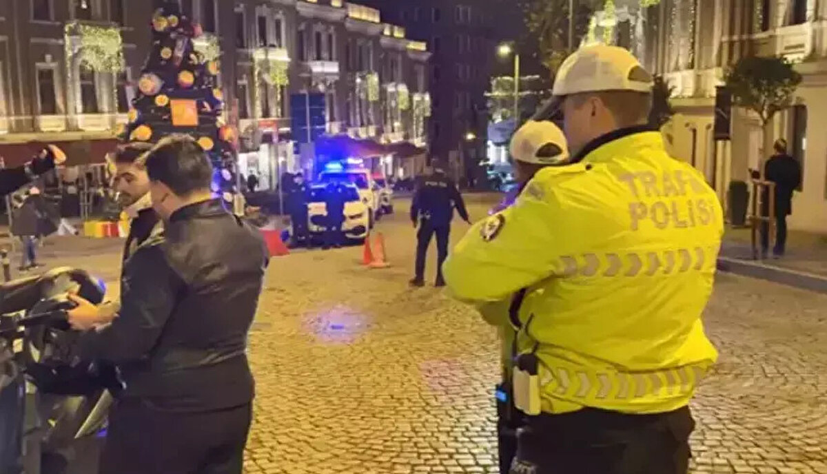 Yeni Sistem Ne Zaman Başlayacak?<br><br>Polislerin mesai saatlerini rahatlatacak olan yeni sistem için hedef tarih belirlendi. Yerlikaya, uygulamanın başlama zamanı ile ilgili olarak şunları söyledi:<br><br>"İnşallah önümüzdeki yıl 10. ayda veya 11. ayda bunu tamamlayacağız."<br><br>Bu açıklamaya göre, polislerin 2026 yılının son çeyreğinde (Ekim-Kasım ayları gibi) yeni mesai sistemine geçmesi planlanıyor.