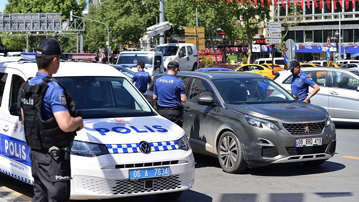 Polis atamalarında mevcut uygulamalar<br>Bakan Yerlikaya, polislerle ilgili yürütülen çalışmalara da değinerek 2025 yılı mart ayında devreye alınan “Görev Puanı” sistemiyle atama ve yer değiştirme süreçlerinin daha şeffaf ve hakkaniyetli hale getirildiğini hatırlattı. Ayrıca mazeret atamalarının aylık olarak yapılmaya başlandığı ve bu uygulamanın süreceği ifade edildi.