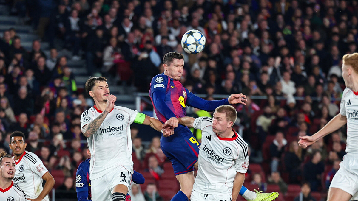 PERFORMANSI<br><br>Lewandowski, bu sezon Barcelona formasıyla 17 maça çıktı ve 8 gol ve 2 asistlik bir performans ile oynadı. <br><br>Lewandowski'nin piyasa değeri ise 9 milyon euro.