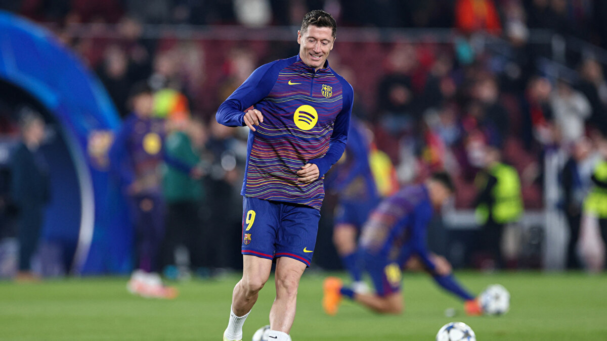 BARCELONA İLE GÖRÜŞÜYOR<br><br>Dilmen'in açıklamaları şu şekilde: <br>"Aslında reçete belli. Yönetim de mutlaka izliyordur, görüşüyorlardır. Hatta Barcelona'yla görüştüklerini biliyorum ama kolay bir şey değil Laporta falan. Lewandowski Şampiyonlar Ligi'nde, aynı puandalar. Real Madrid'le çekişme içindeler." <br>