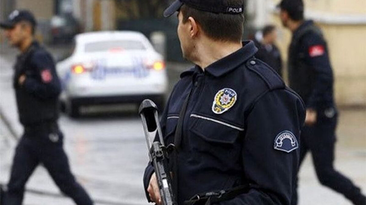 Atama ve İkinci Şark Görevi Düzenlemesi<br><br>Emniyet personelini yakından ilgilendiren atama ve yer değiştirme yönetmeliğindeki değişiklikler de bütçe görüşmelerinde gündeme geldi. Yapılan ve yapılacak olan değişiklikler şu şekilde sıralandı:<br><br>Görev Puanı Sistemi: Mart 2025'te getirilen bu sistemle atamaların daha hakkaniyetli ve şeffaf olması sağlandı.<br><br>Mazeret Atamaları: Yılda iki kez yapılan eş durumu ve mazeret atamaları, artık her ay yapılıyor.<br><br>İkinci Şark Tebligatı: 2026 genel atama döneminde personele "zorunlu ikinci şark tebligatı" gönderilmeyecek.