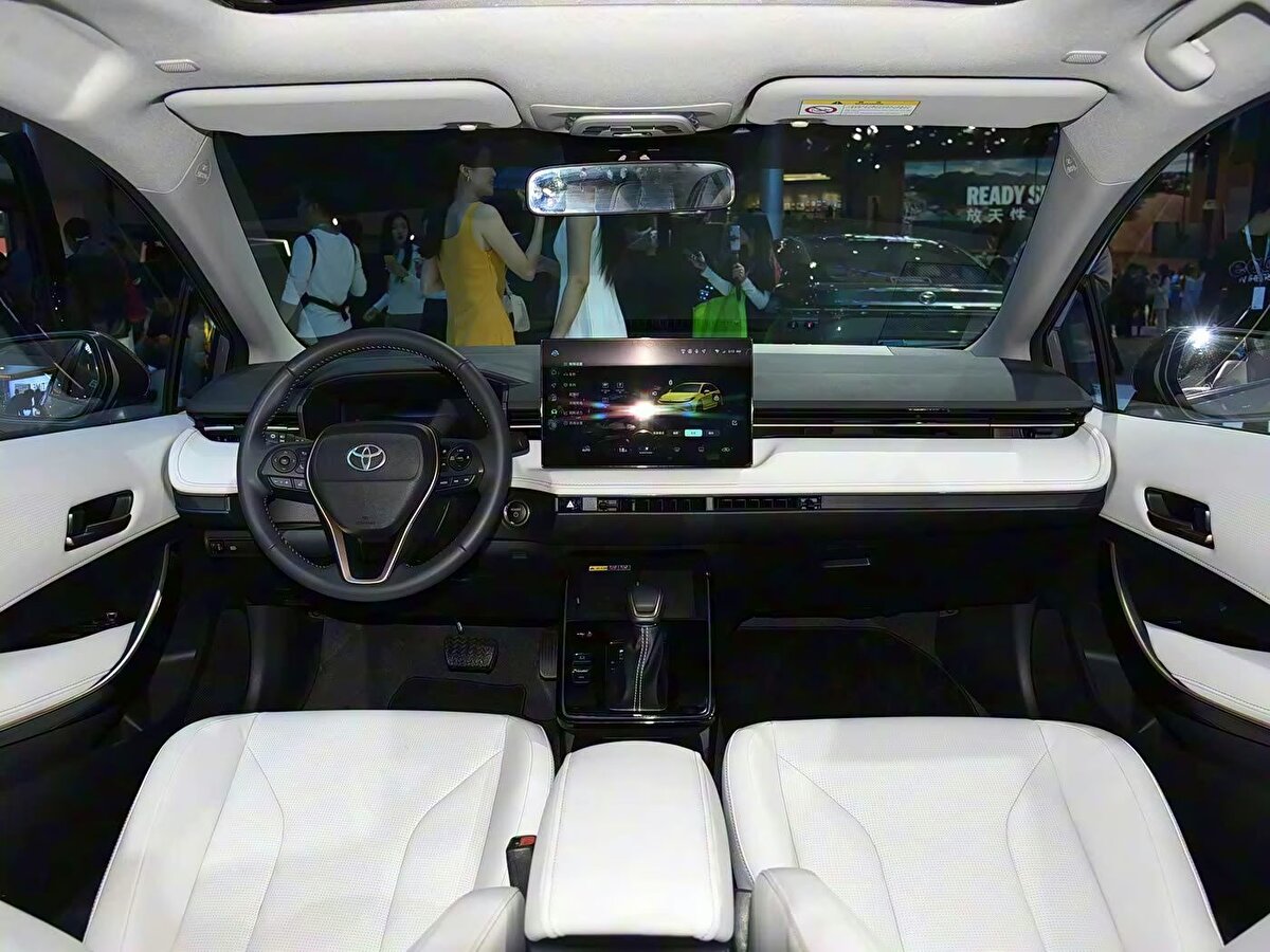 İç mekanda ise çok daha radikal bir dönüşüm dikkat çekiyor. Yeniden tasarlanan orta konsol, ambiyans aydınlatmaları ve modern havalandırma kanalları kabini çağdaş bir görünüme kavuşturuyor. Ortada konumlanan 12,9 inçlik multimedya ekranı; Huawei HiCar, Apple CarPlay ve CarLink desteği sunuyor. Güvenlik tarafında ise Toyota Pilot sürüş destek paketi tüm donanımlarda standart olarak yer alıyor.