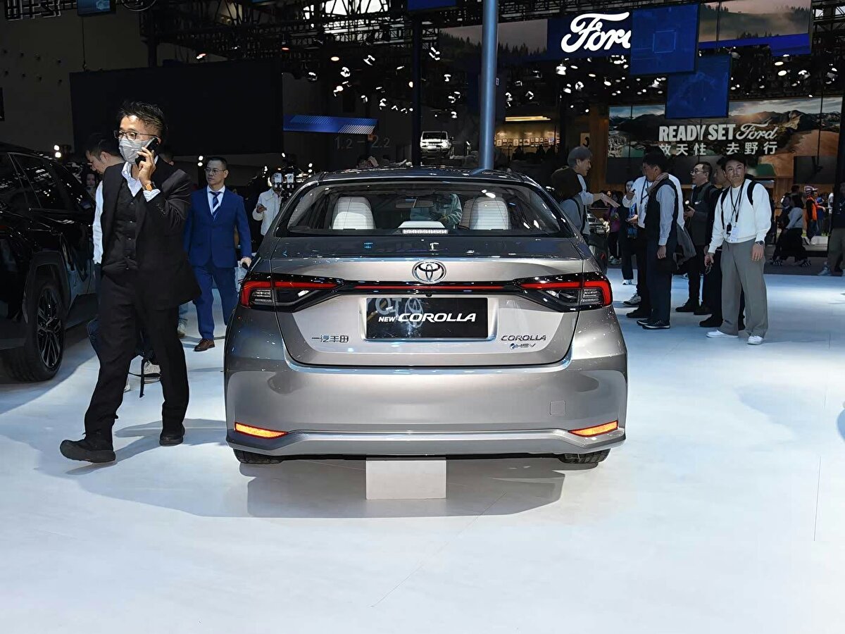 Toyota, efsane modeli Corolla’yı kapsamlı bir makyaj operasyonuyla yenileyerek otomobil dünyasının karşısına çıkarmaya hazırlanıyor. Çin pazarında sahne alacak yeni Corolla, Camry’den esinlenen agresif tasarımı ve ileri teknolojiye sahip iç mekanıyla dikkatleri üzerine çekiyor.