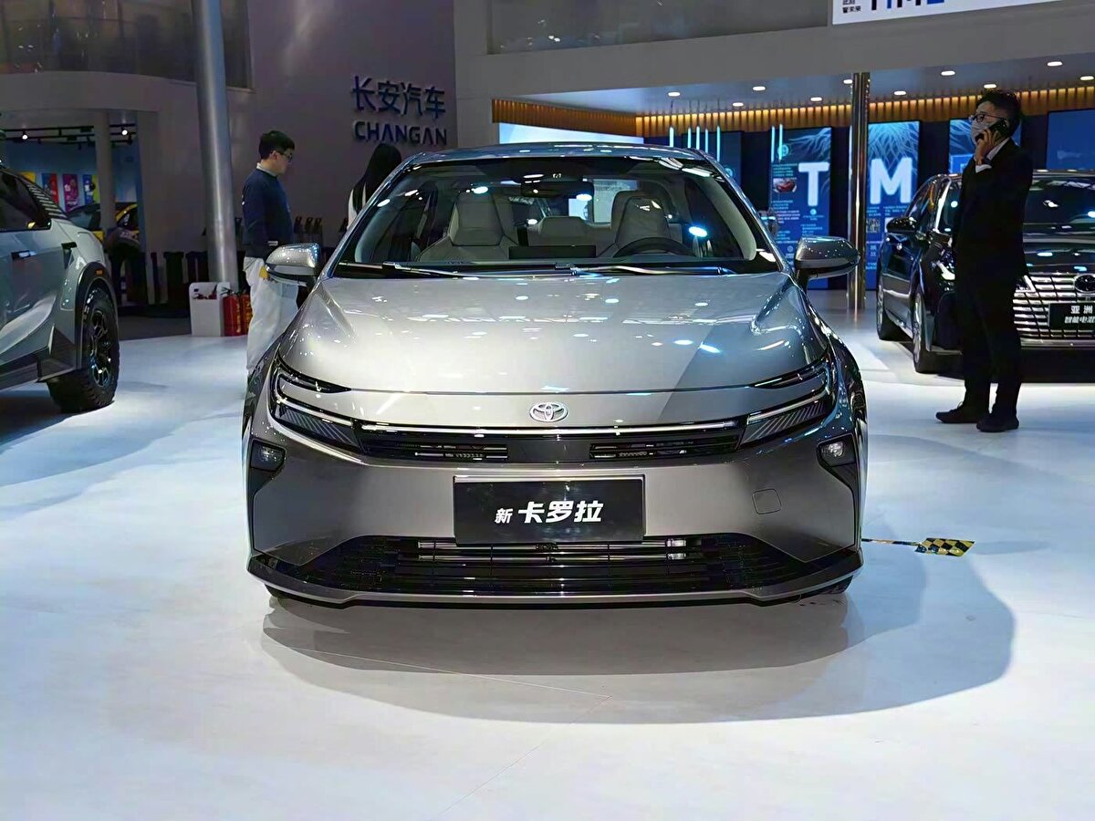 Yeni Corolla’nın ön bölümünde C formundaki farlar öne çıkarken, genel tasarım dili Camry XV80 ve Prius XW60 modellerini andırıyor. Boyutlar da büyümüş durumda: Otomobil 4.710 mm uzunluk, 1.780 mm genişlik ve 1.435 mm yükseklik değerlerine ulaşıyor. Aks mesafesinin 2.750 mm’ye çıkarılması, arka koltukta oturan yolcular için daha ferah bir yaşam alanı sağlıyor. Önceki nesle kıyasla uzunluk 35 mm, aks mesafesi ise 50 mm artırılmış.