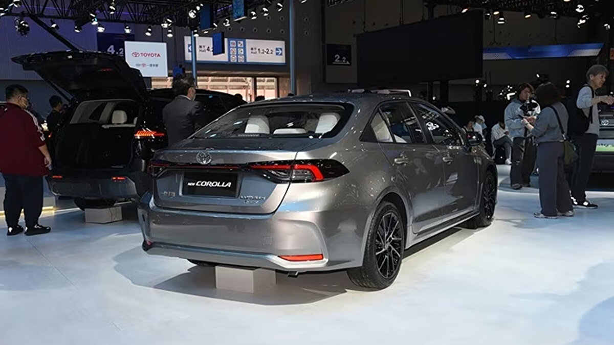 Motor seçenekleri arasında 1.8 litrelik atmosferik motor temelli hibrit sistem öne çıkarken, 171 beygir güç üreten 2.0 litrelik atmosferik benzinli motor da kullanıcıların tercihine sunuluyor. Yeni Toyota Corolla, büyüyen gövdesi, Camry tarzı tasarımı ve gelişmiş teknolojileriyle sınıfında iddialı bir konuma gelmeyi hedefliyor.