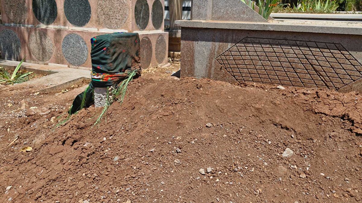 Diyarbakır’da genç yaşta hayattan koparılan İlayda Alkaş’ın katil zanlısı, aylar süren arama çalışmalarının ardından yakalandı. 22 yaşındaki Alkaş’ı silahla vurarak öldüren Cemal Alpaslan, olaydan yaklaşık 5 ay sonra Şırnak’ta polis ekiplerince gözaltına alındı.