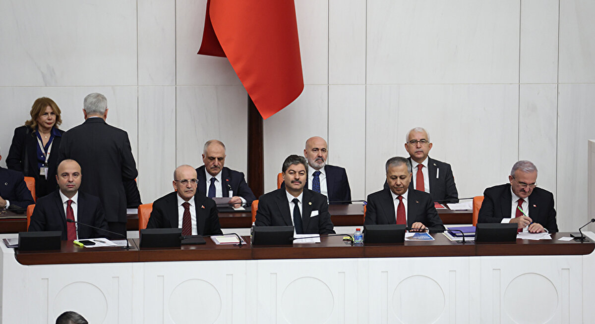 İçişleri Bakanı Ali Yerlikaya, Meclis’te yaptığı sunumda Türkiye’nin düzensiz göçle mücadelede kararlı duruşunu vurgulayarak, Aralık 2024’ten bu yana 590 bin Suriyelinin gönüllü, güvenli ve onurlu şekilde ülkelerine döndüğünü açıkladı.