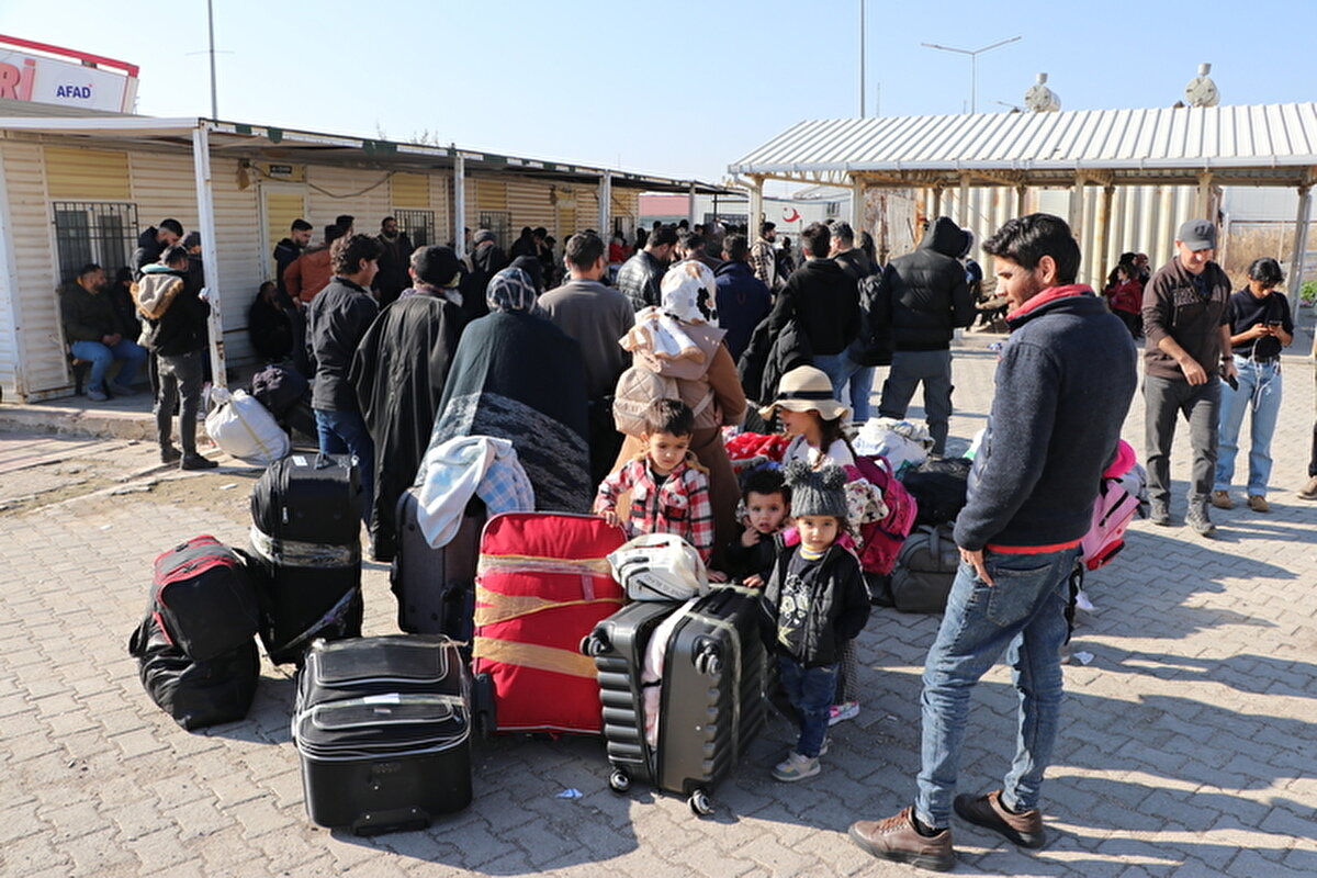 Terörle mücadelede önemli sonuçlar elde edildiğini belirten Yerlikaya, 2025 yılı içerisinde 308 mağara ve sığınağın imha edildiğini, İHA ve İKU’ların 44 bini aşkın saat uçuş yaptığını kaydetti. Bu süreçte 10’u Diyarbakır Anneleri’nin çocukları olmak üzere toplam 103 terör örgütü mensubunun ikna yoluyla teslim olduğunu belirten Yerlikaya, 30 terör eyleminin engellendiğini ifade etti. Terör suçlarından aranan yüzlerce kişinin yakalandığını, kırmızı bültenle aranan isimlerin ülkeye getirildiğini ve binlerce şüphelinin tutuklandığını dile getirdi.