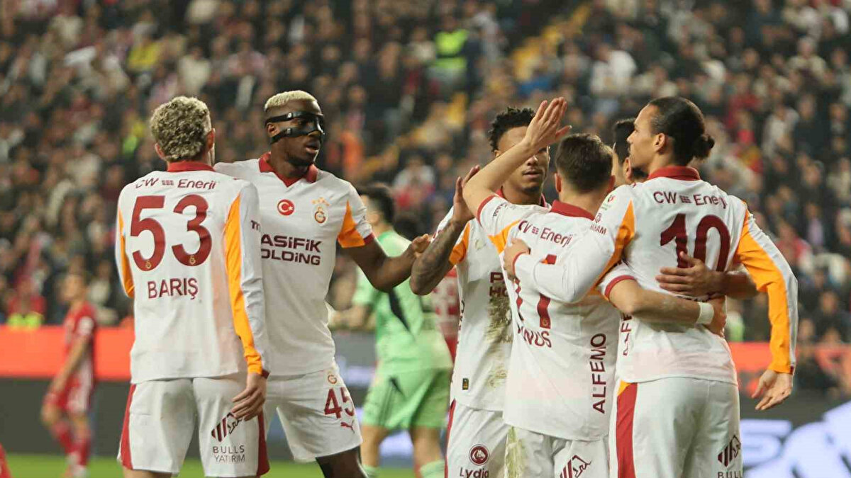 Süper Lig'de lider Galatasasray yoluna emin adımlarla ilerliyor. Son oynanan Antalyaspor maçında sahadan 4-1 galip ayrılan sarı-kırmızılı takım zirve yarışında hata yapmadı.