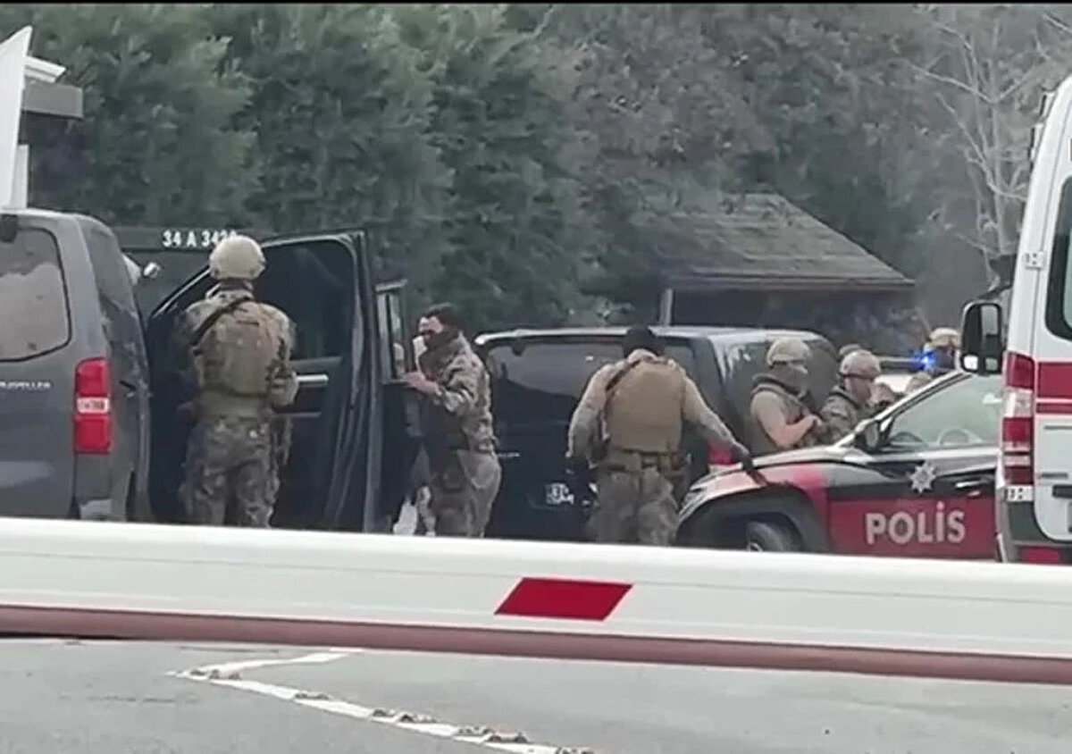 Savcılık, Kemal S.’nin zincirleme şekilde “cebir veya tehdit kullanarak iş yeri dokunulmazlığını ihlal” ve “silahla tehdit” suçlarını işlediği gerekçesiyle 3 yıl 3 aydan 12 yıl 3 aya kadar hapis cezasıyla cezalandırılmasını talep etti.