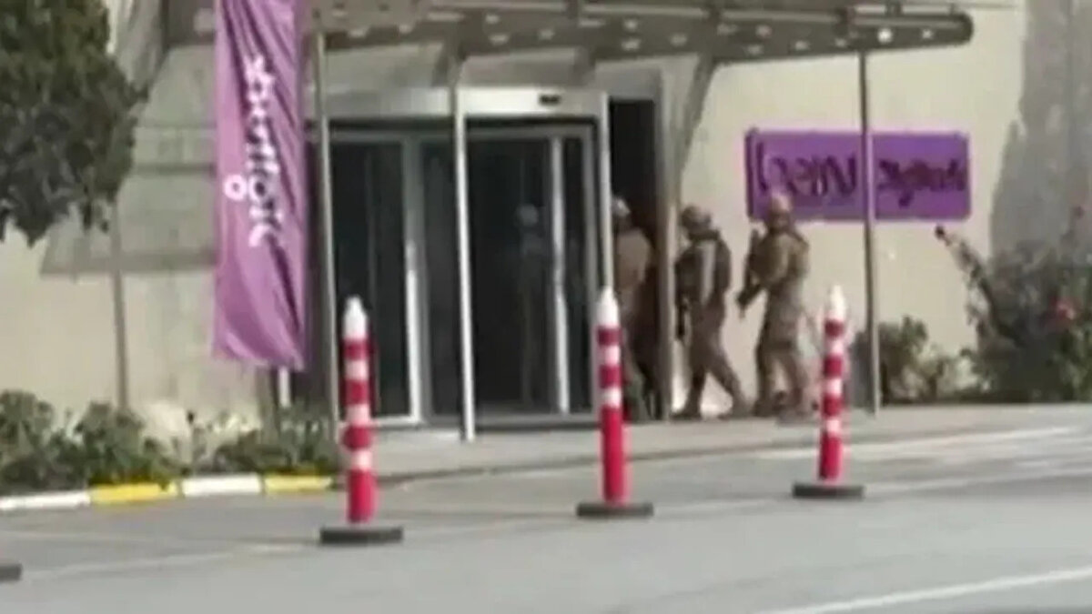 Savcılık tarafından hazırlanan iddianamede, şüphelinin acil giriş kapısından binaya girdiği, ofis bölümünde masaya oturduğu ve elindeki cismin tabanca olduğu izlenimi verdiği aktarıldı. Güvenlik ve polis ekiplerinin silahı bırakması yönündeki uyarılarına rağmen şüphelinin, eşine hakaret edildiğini öne sürerek binayı terk etmeyeceğini söylediği, özel harekât ekiplerinin müdahalesi sırasında sakinleştiği belirtildi. Yapılan incelemede söz konusu silahın oyuncak olduğu tespit edildi.