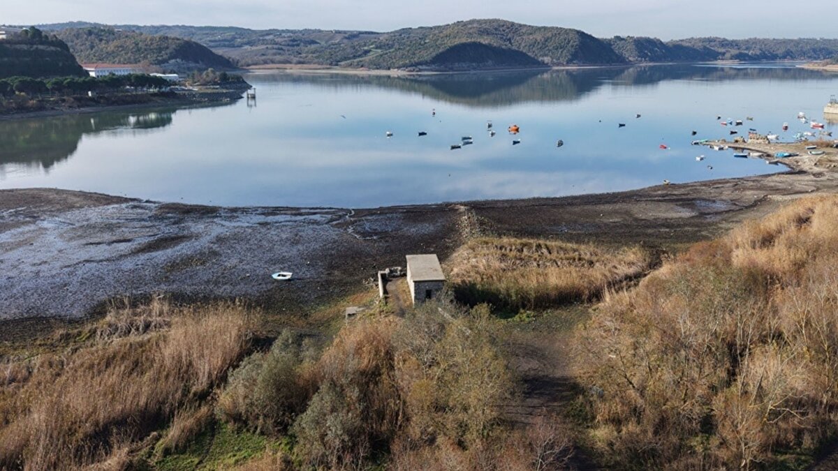 Terkos’ta su çekildi, tekneler karada kaldı<br><br>İstanbul’un önemli su kaynaklarından Terkos Baraj Gölü’nde doluluk oranı yüzde 19,01’e indi. Daha önce suyla kaplı olan alanların büyük bölümünün kuruduğu, bazı teknelerin ise balçık zeminde kaldığı görüldü. Bölgedeki mevcut durum havadan görüntülendi.