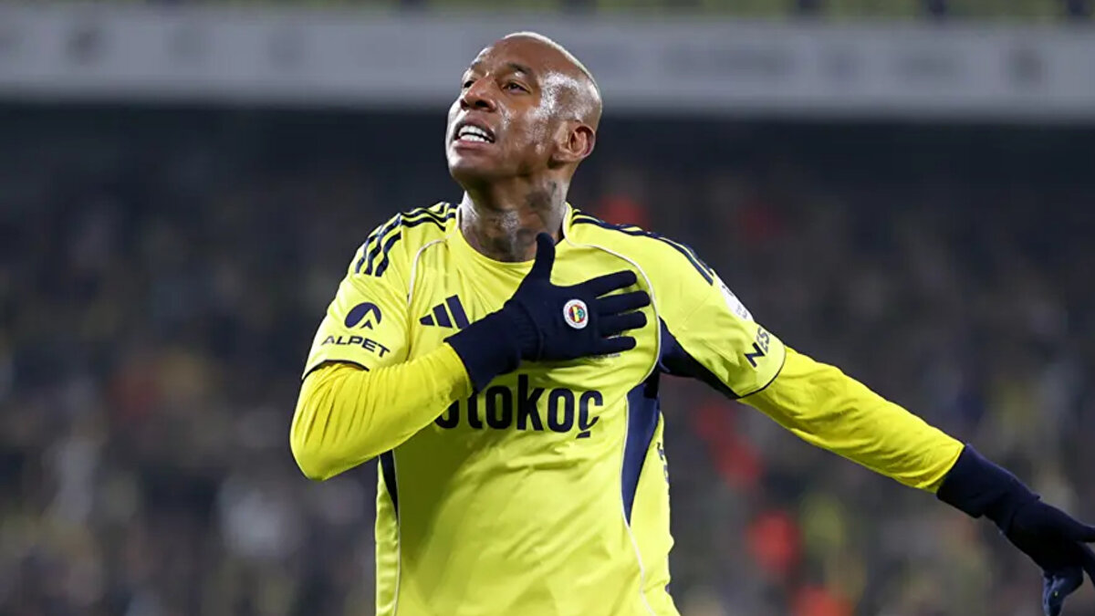 UEFA Avrupa Ligi'ne Fenerbahçe'nin Brann'ı 4-0 mağlup eden Fenerbahçe'de Talisca hat-trick yapmış ve maçın yıldızı olmuştu.