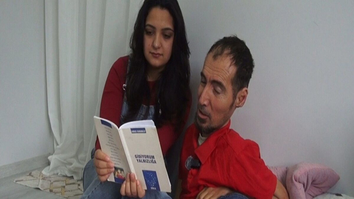 Okulun yaşadığı mezraya uzak olması ve engeli nedeniyle örgün eğitime devam edemeyen Karabulut, okuma yazmayı köydeki arkadaşlarının yardımıyla öğrendi. Yıllar içinde kitaplara yönelen Karabulut, 2009 yılında yazarlık yolculuğunu başlatma kararı aldı. Ellerini ve ayaklarını kullanamadığı için metinlerini zihninde kurguladı, satırları ise yeğenleri aracılığıyla bilgisayara aktardı.