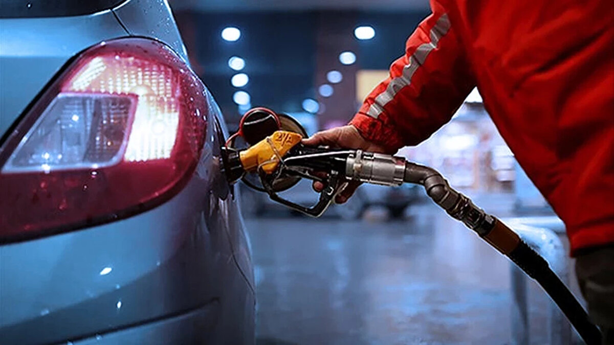 Benzine İndirim Ne Zaman, Kaç TL?<br><br>Sektör kaynaklarından alınan son bilgilere göre; akaryakıt ürünlerinden benzine bugün (16 Aralık) gelen 2,02 TL'lik indirimin ardından, yarından (17 Aralık) itibaren geçerli olmak üzere bir indirim daha gerçekleşecek.<br><br>Yarından itibaren geçerli olacak indirim tutarı 83 kuruş olarak belirlendi.