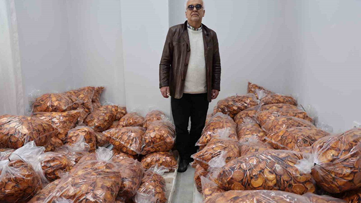 Üretim ve fiyat dengesi<br>Geçtiğimiz bahar aylarında yaşanan zirai don, Kozan’daki rekolteyi düşürse de ilçede yaklaşık 16 bin 500 dekar alanda 33 bin ton civarında üretim gerçekleştirildi. Türkiye genelindeki toplam cennet hurması üretiminin yaklaşık yüzde 20’sinin Kozan’dan karşılandığı belirtildi. Üreticiler, meyvelerini bahçede 40 ila 60 TL aralığında sattı.