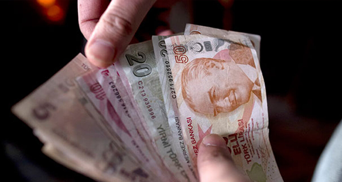 2026 yılına girerken milyonlarca çalışanın merakla beklediği asgari ücret zammına ilişkin dikkat çeken bir tahmin geldi. Çalışma ekonomisi uzmanı Doç. Dr. Abdulkadir Yüksel, Orta Vadeli Program’daki enflasyon hedeflerini ve geçmiş yıllardaki zam politikalarını değerlendirerek asgari ücretin 25 bin 640 TL’nin altına düşmeyeceğini, 27 bin TL’nin üzerine çıkmasının ise düşük ihtimal olduğunu söyledi. Yüksel, enflasyonla mücadele sürecinde yüzde 20’nin üzerinde bir artışın beklenmemesi gerektiğini vurguladı.