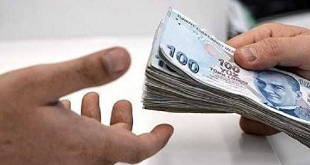 Zam senaryolarını tek tek açıkladı<br><br>Olası artış oranlarına da değinen Yüksel, farklı zam yüzdelerine göre oluşabilecek net maaşları şöyle sıraladı:<br><br>Yüzde 20 zam: 26 bin 584 TL<br><br>Yüzde 23 zam: 27 bin 188 TL<br><br>Yüzde 25 zam: 27 bin 630 TL<br><br>Yüzde 30 zam: 28 bin 735 TL<br><br>Ancak bu oranların ekonomik gerçeklerle birlikte değerlendirilmesi gerektiğini vurgulayan Yüksel, enflasyonla mücadelenin öncelik olduğu bir dönemde yüzde 20’nin üzerinde bir artış ihtimalini düşük gördüğünü söyledi.